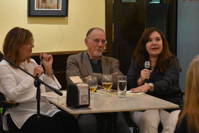 Música para presentar la poesía que habita la última aldea de las palabras de Agustín B. Sequeros en el Café Novelty