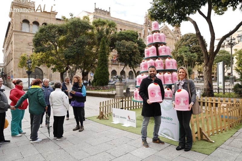 El llamativo árbol de 4 metros con miniglús rosas que vas a ver en Los Bandos 