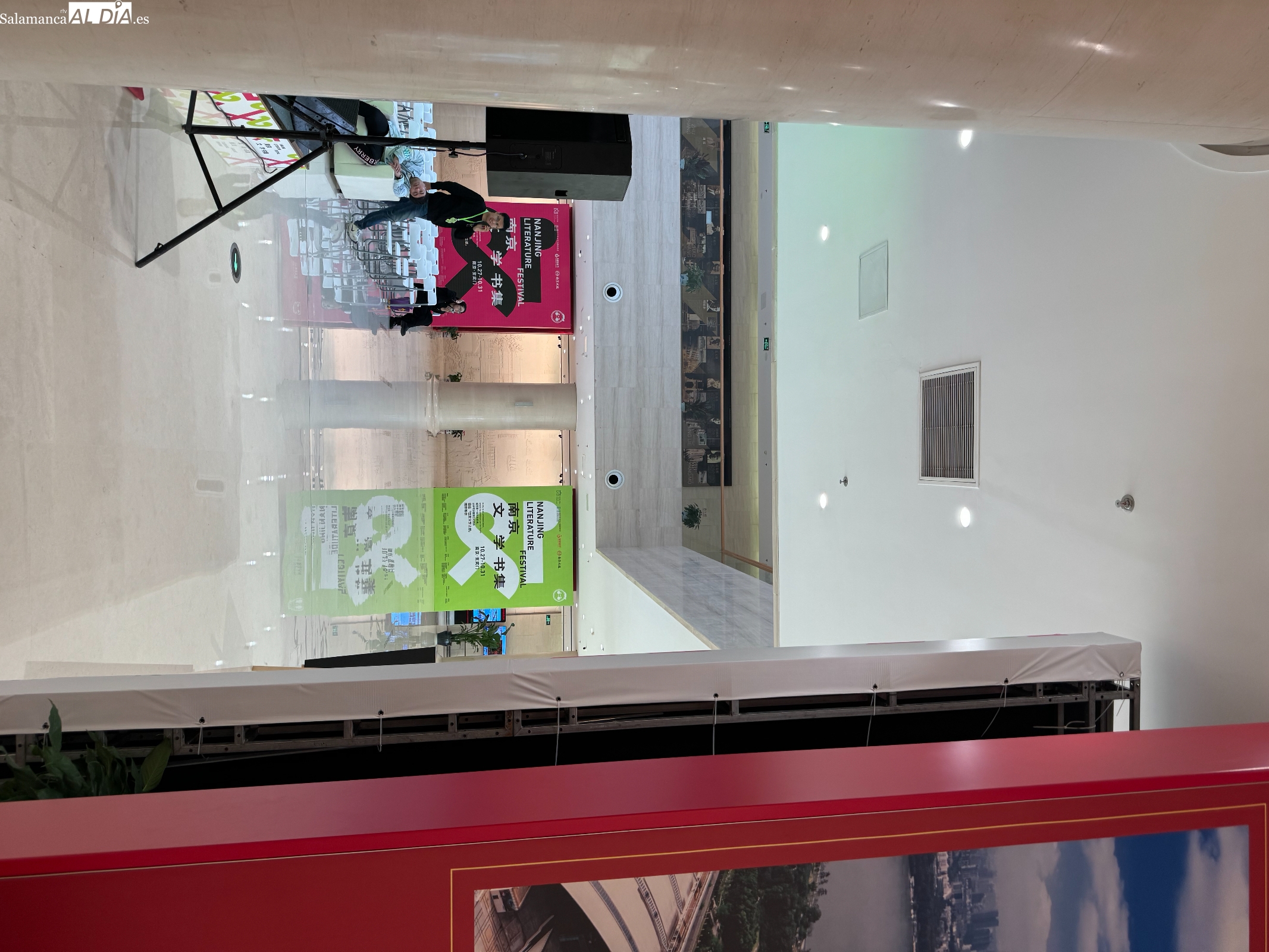 El poeta va en metro, no en autobús, y llega ahí