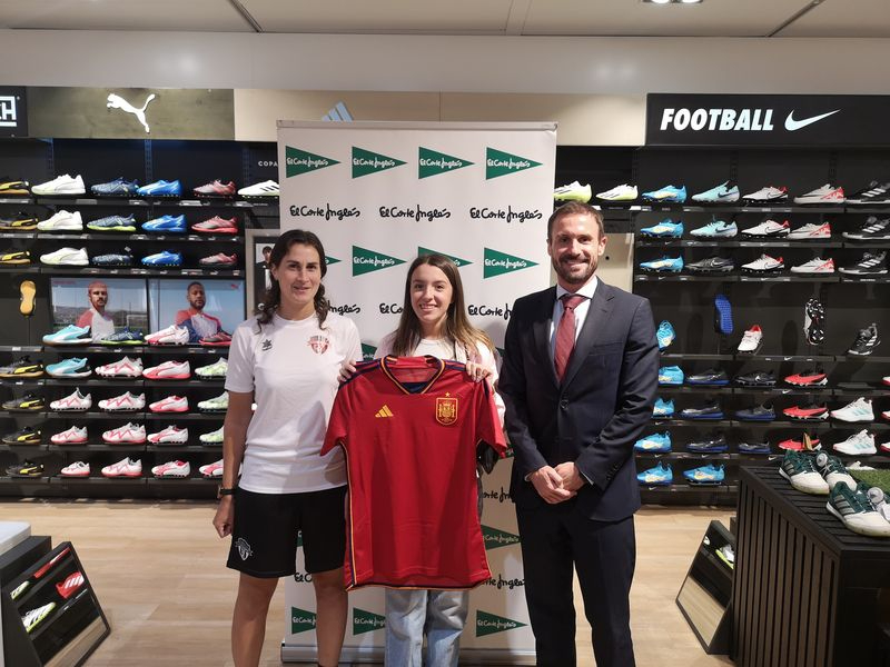 La ganadora del sorteo de El Corte Inglés en colaboración con el CD Salamanca Fútbol Femenino recibe su camiseta de la selección española