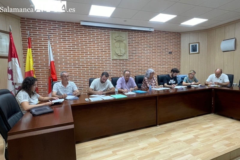 Macotera aprueba subir diez euros el precio del agua y al 0,6% en el IBI debido a una situación urgente