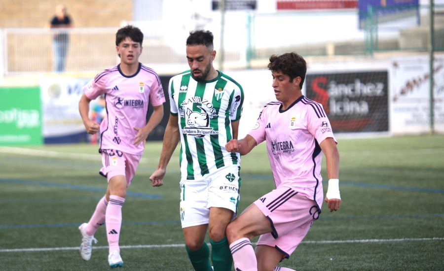 El CD Guijuelo rescata un punto ante el Oviedo Vetusta con dos jugadores menos (1-1)