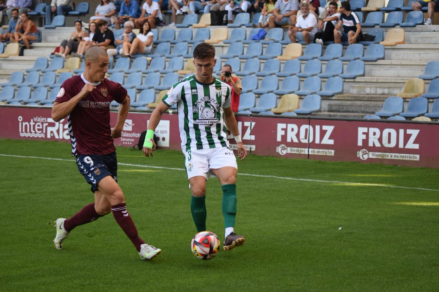 El CD Guijuelo se lleva una manita en contra de Pontevedra (5-0)