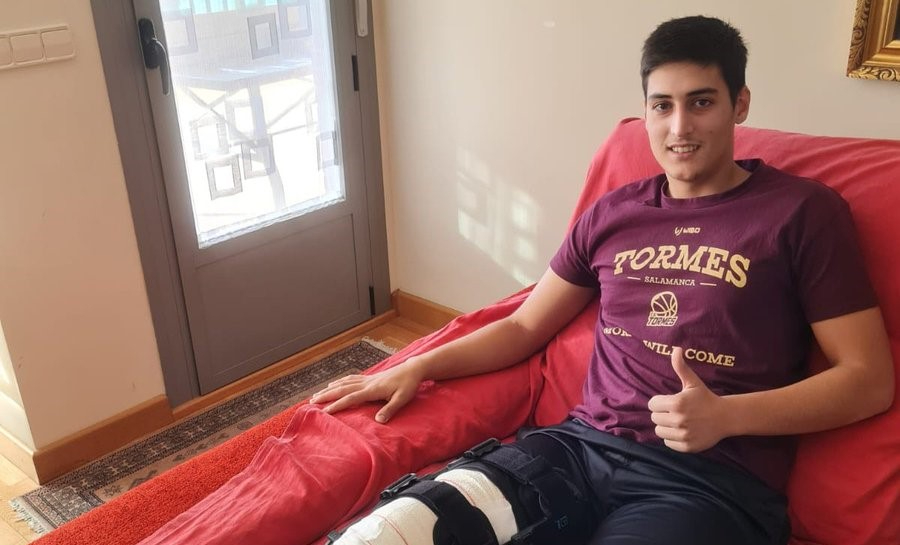 Sergio Moreta, del CB Tormes, operado con éxito de la rotura del ligamento cruzado anterior de su rodilla derecha