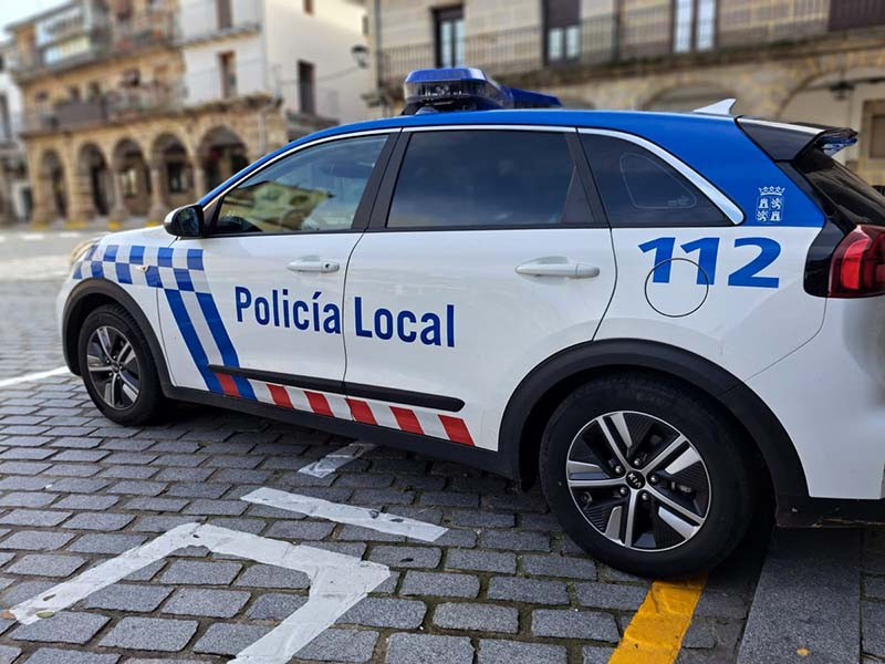 La Policía reduce a un hombre alterado en la Plaza Mayor de Béjar