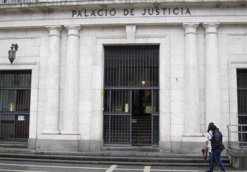 Aprovecha la demencia de su padre para robarle más de 18.000 euros