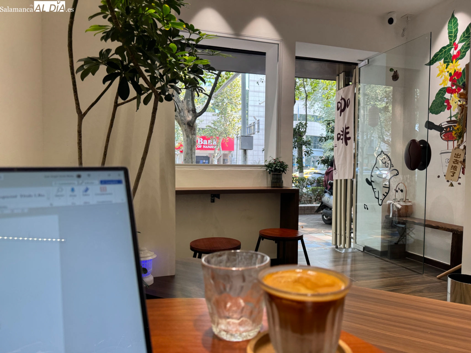 El poeta no deja de escribir cuando le sirven agua en el vaso