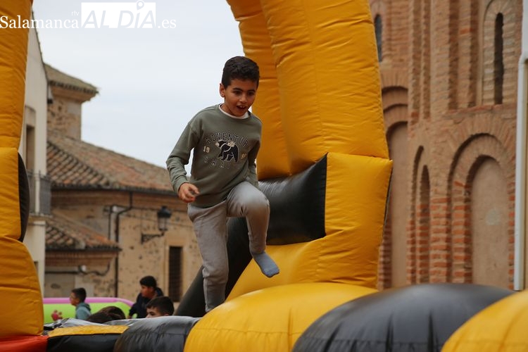 Los más pequeños saltan y juegan en una tarde hinchables