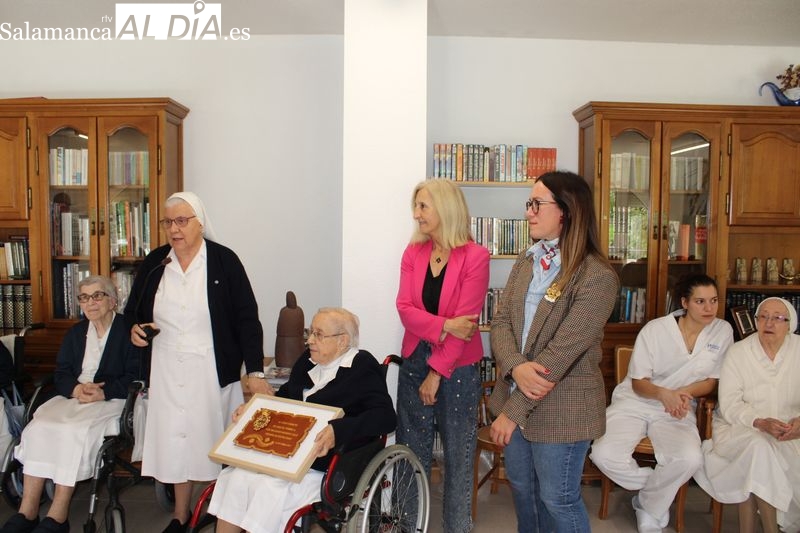 Alba de Tormes rinde homenaje a Sor Milagros, la persona más longeva del municipio 