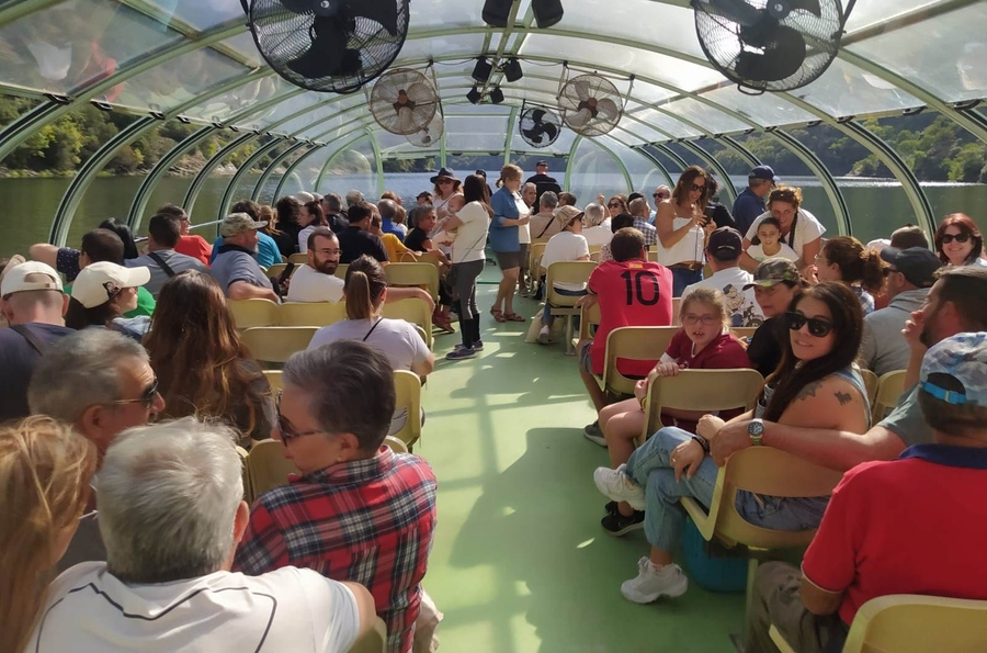 La AVV de Águeda aprovecha el día festivo para recorrer en barco los Arribes del Duero