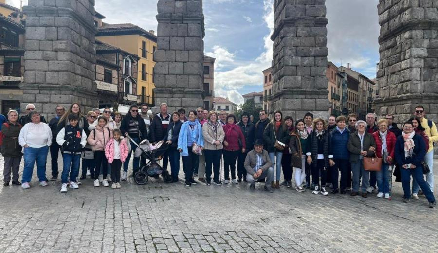 Más de 40 personas de todas las edades conocen Segovia con la AVV del Valle de San Martín