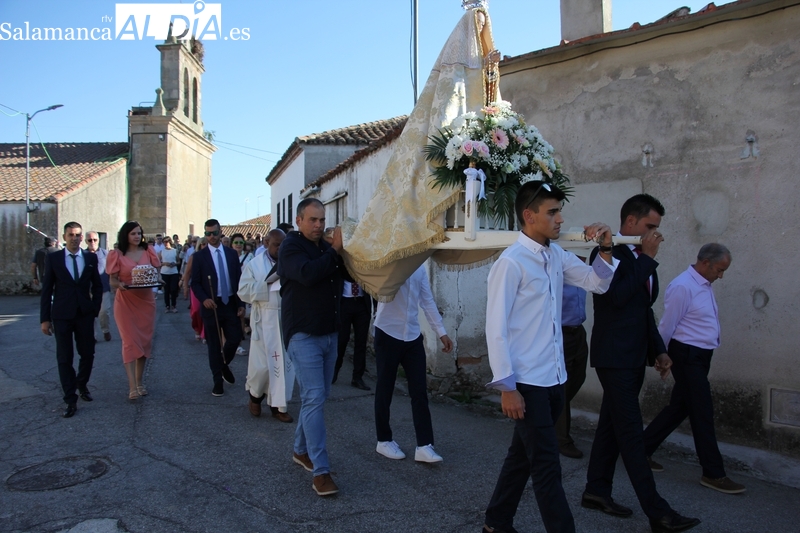 Valderrodrigo celebra el día de las Madrinas con la ofrenda de una rosca a la Virgen del Rosario