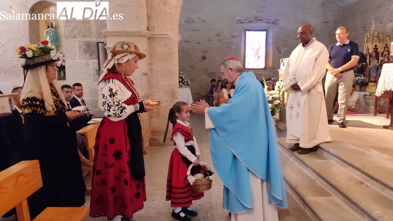 El obispo José Luis Retana oficia en Valderrodrigo la misa en honor a la Virgen del Rosario