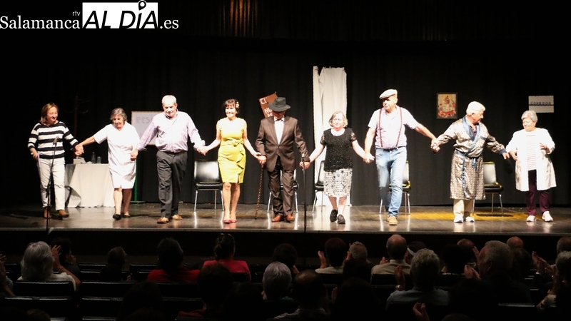 Éxito en la representación de ‘La Edad del Pavosaurio’ en Vitigudino por el Grupo de Teatro de El Cubo de Don Sancho