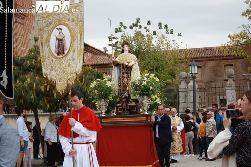 Cofrades, fieles y vecinos acompañan a Santa Teresa en la procesión que protagoniza su día grande