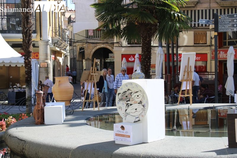 La Feria del Barro llena de artesanía la Plaza Mayor de Alba de Tormes
