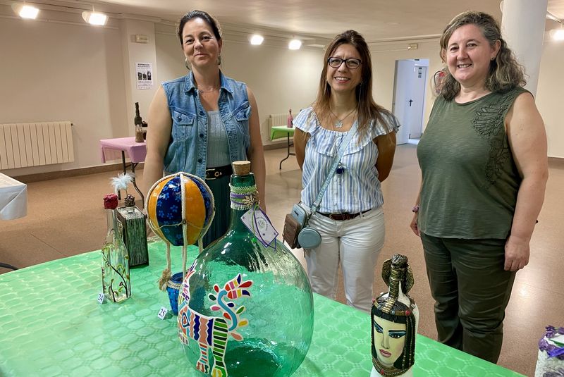 Inauguración de la exposición Botellas decoradas en Guijuelo
