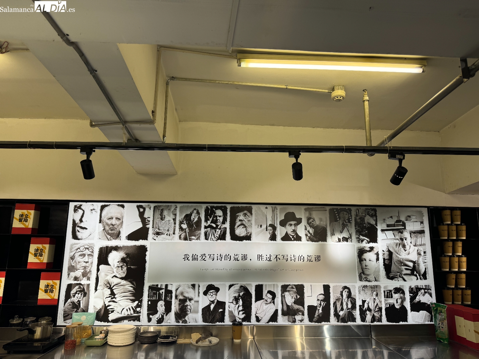 El poeta mira que su tren lleva 13 minutos de retraso