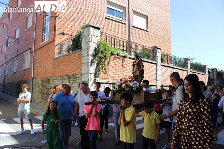 San Miguel sale a la calle arropado de sus devotos