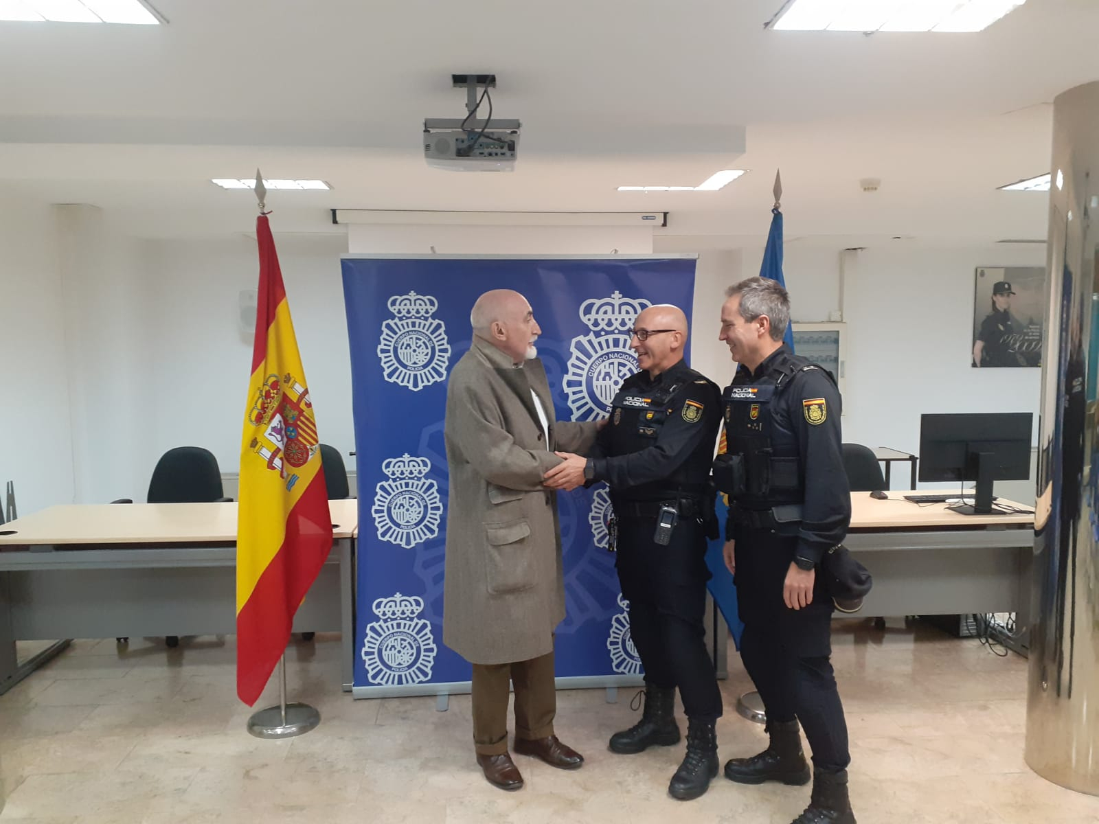 La rápida intervención de la Policía Nacional de Salamanca salva la vida a un hombre en parada cardiorrespiratoria en la calle