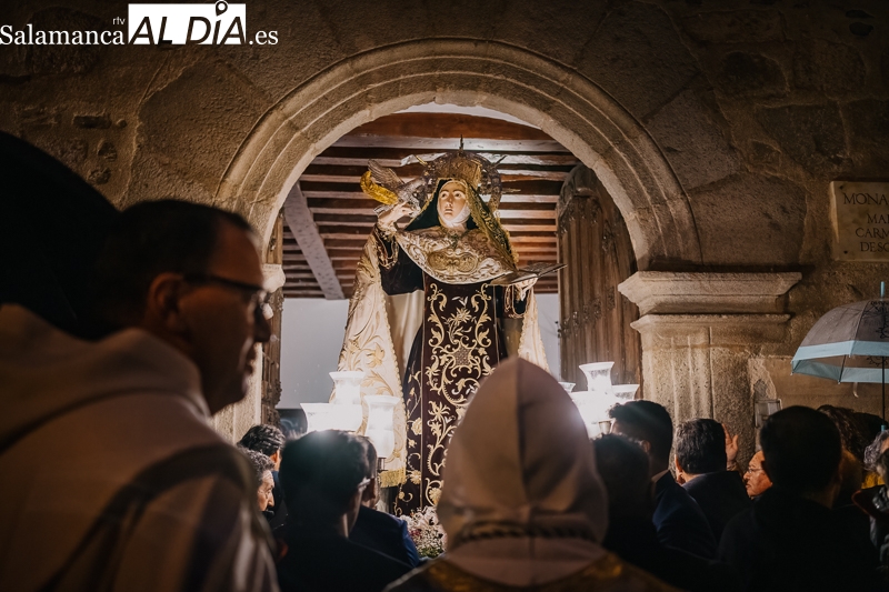 Despedida bajo la lluvia y el esplendor
