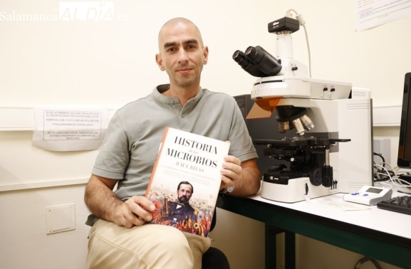 Raúl Rivas presenta Historia de los microbios. La formidable historia de la microbiología