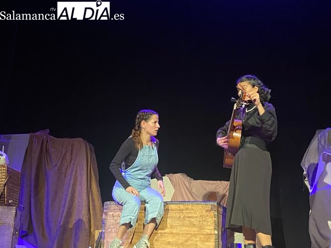 ‘La Casa por el Tejado’ llena el Teatro de la Villa de Alba de Tormes