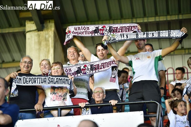 El Helmántico disfruta con el show del Salamanca UDS para su hinchada