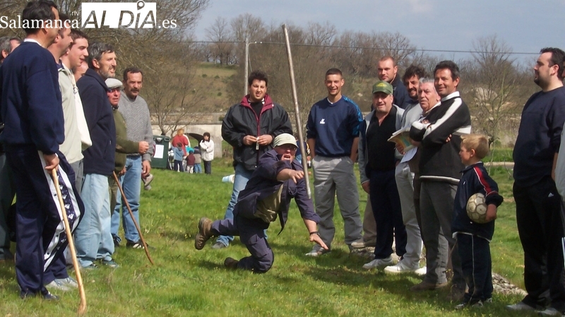 Dos vecinas intentan rescatar el juego del palancón en Cabeza del Caballo