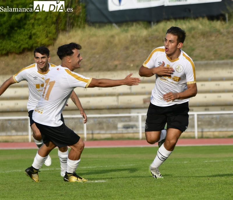El filial del Salamanca UDS logra su primera victoria con una remontada frente al Medinense (4-2)
