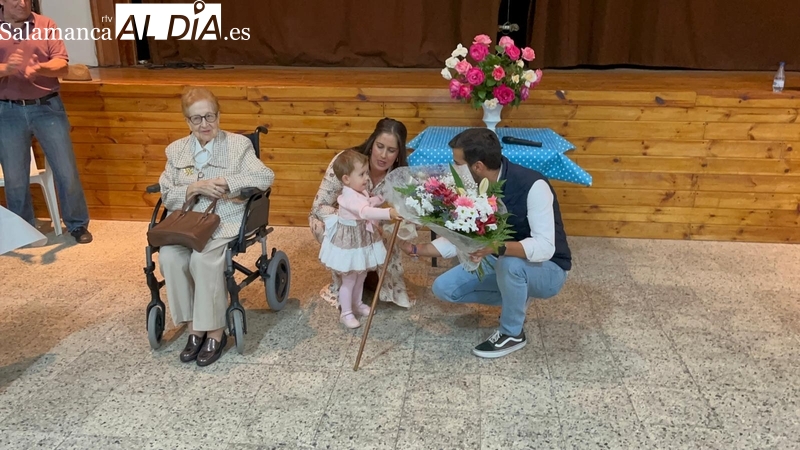 El alcalde de Saucelle entrega el bastón municipal a las mujeres en el Día Internacional de la Mujer Rural