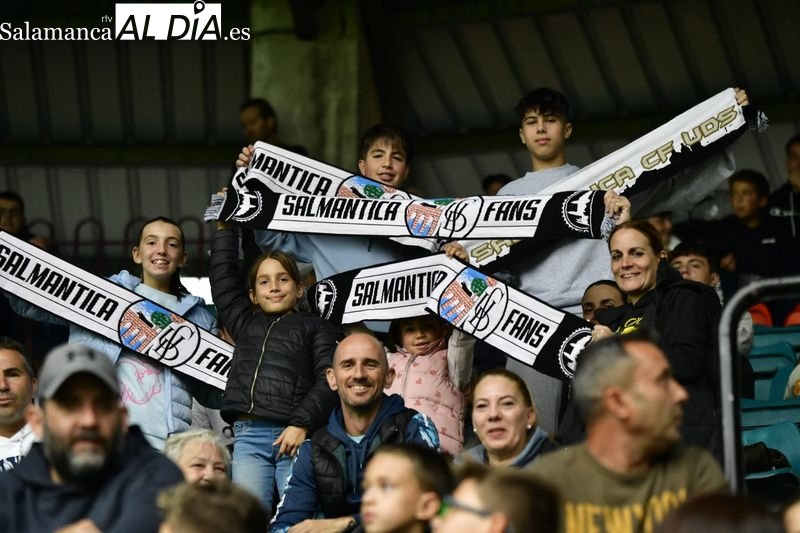 La afición del Salamanca UDS no deja solo a su equipo en el Helmántico ni en pleno Puente del Pilar