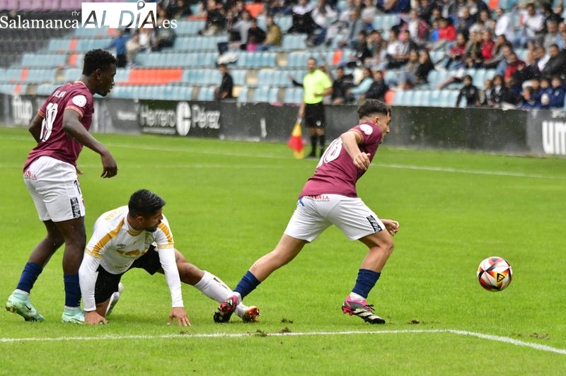 El Salamanca UDS naufraga ante el Real Ávila de Alberto Martín y un discutido arbitraje (0-2)