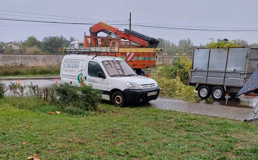 El viento tumba una farola de gran altura en el barrio de Santa Marina
