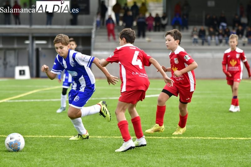 El mal tiempo no detiene al fútbol base: emoción, goles y paradas en los campos de Salamanca