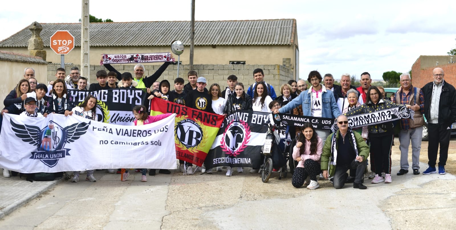 Los aficionados del Salamanca UDS no fallan a su cita con el equipo y se desplazan a Los Barreros