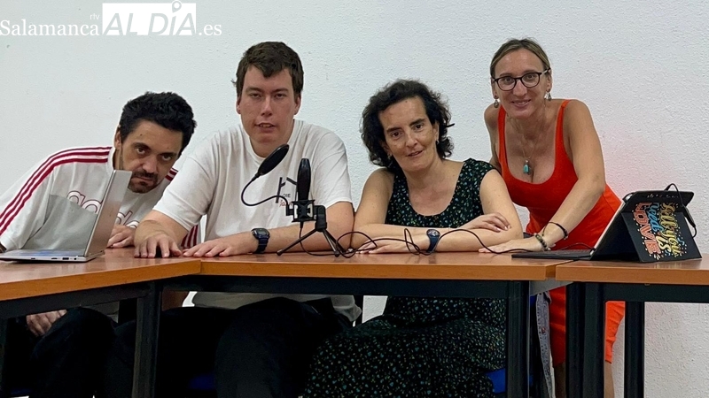 Los usuarios de Asprodes Vitigudino participan en un taller de radio y podcast
