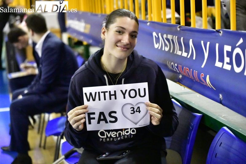 El precioso gesto de la Marea Azul del Perfumerías Avenida con un Würzburg lleno de pancartas: Estamos contigo, Fas