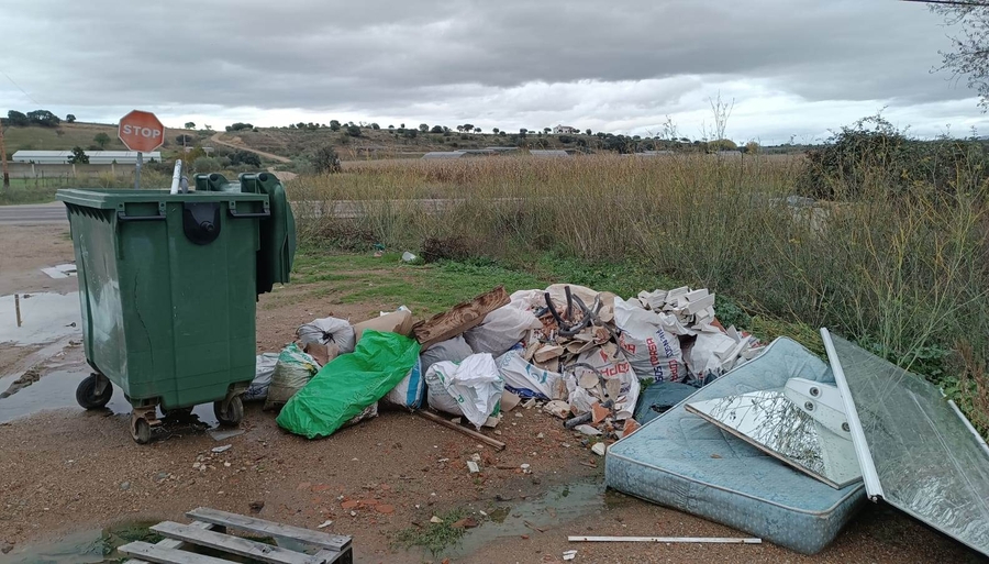 Tiradas varias sacas de escombros en el entorno del Vado de las Vacas