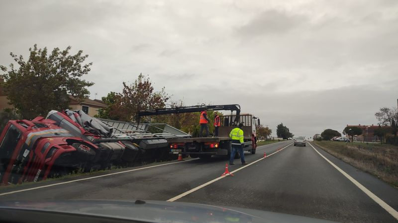 Retenciones de tráfico en Doñinos por la retirada de un camión volcado