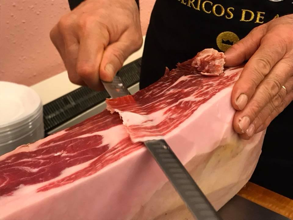 Suspendido el encuentro de cortadores de jamón ibérico de este domingo en la Plaza Mayor