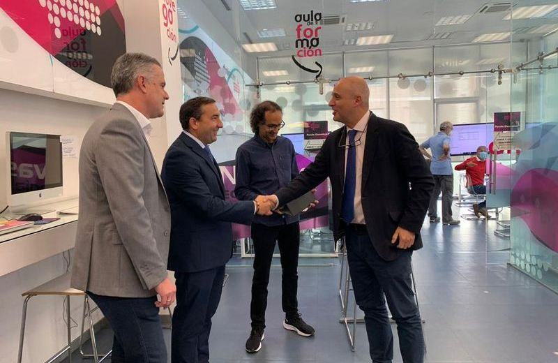 Mejora gratis tus habilidades tecnológicas con el móvil, el ordenador o la banca online