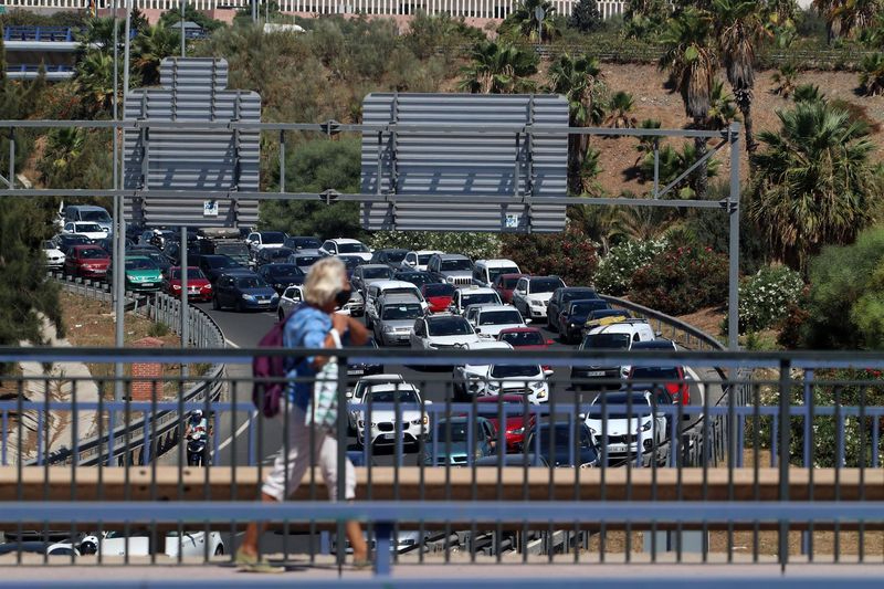 Se para en mitad de la autovía, interrumpe el tráfico y amenaza con un cuchillo a los conductores en Málaga