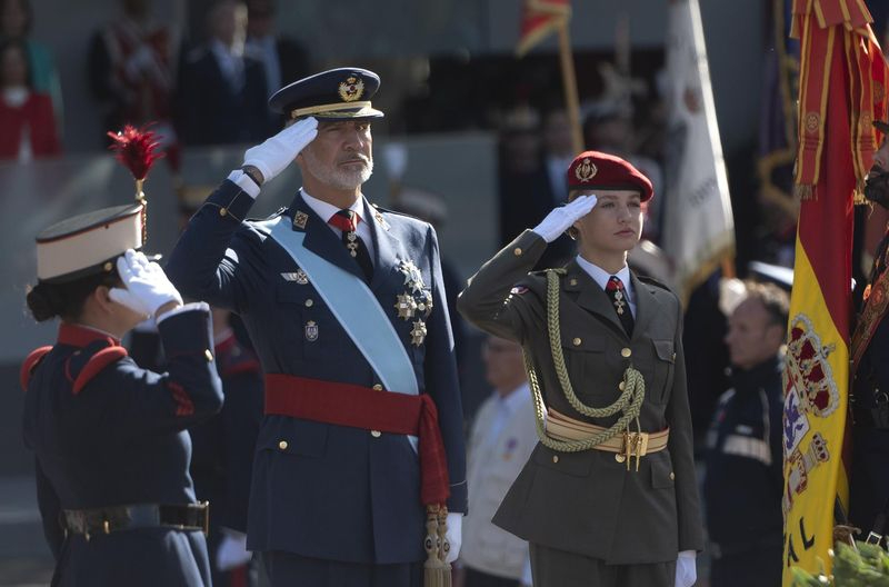 Los Reyes y la Princesa presiden un desfile entre gritos y abucheos a Sánchez: Que te vote Txapote