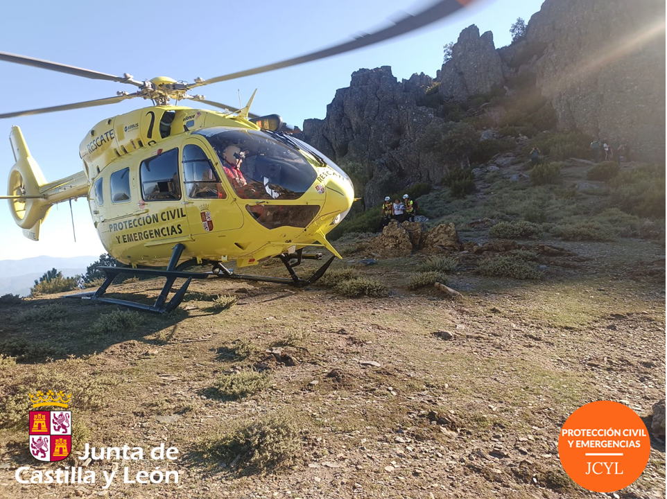 Evacuan en helicóptero a una mujer de 57 años indispuesta en una senda de montaña en el parque de Las Batuecas