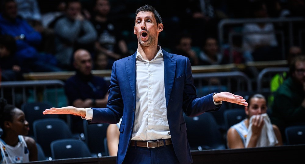 Pepe Vázquez, sobre la lesión de Fasoula: Esperemos que quede en un susto porque es una jugadora muy importante