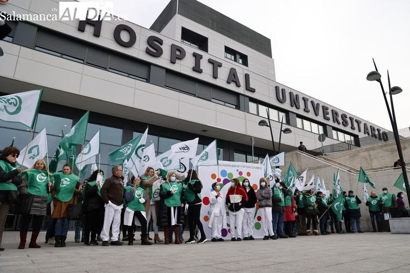 Los trabajadores de Sacyl se concentrarán todos los viernes a la puerta del Hospital de Salamanca para que todos cobren los sábados
