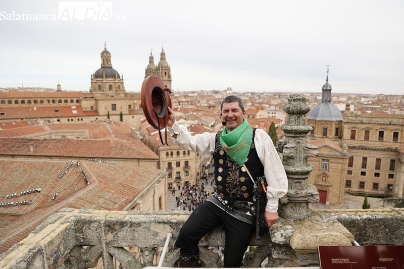 El Mariquelo mantiene viva la tradición de la subida a la Catedral Nueva de Salamanca