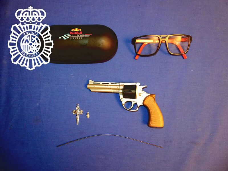 Detenido un varón con múltiples antecedentes por un delito de robo con fuerza en el interior de un vehículo