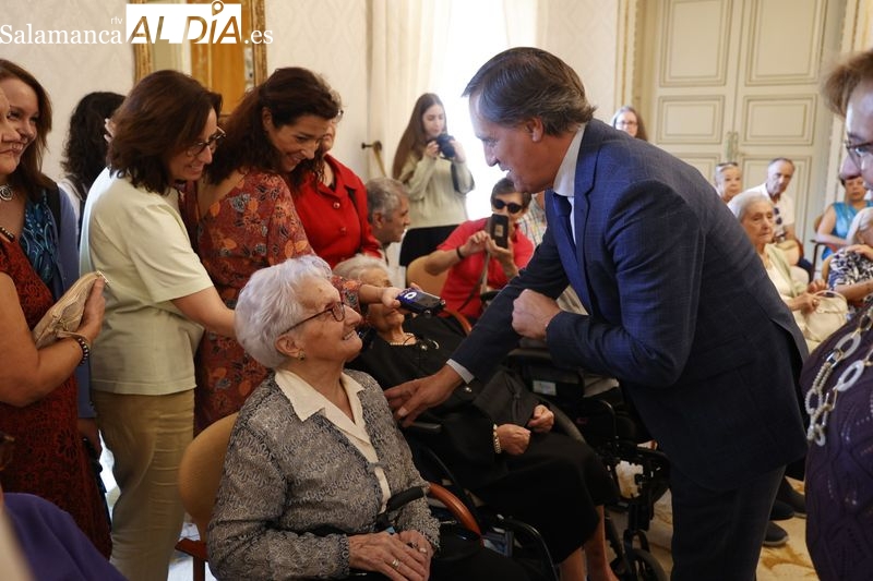 Emotivo homenaje a nueve personas centenarias de la ciudad de Salamanca